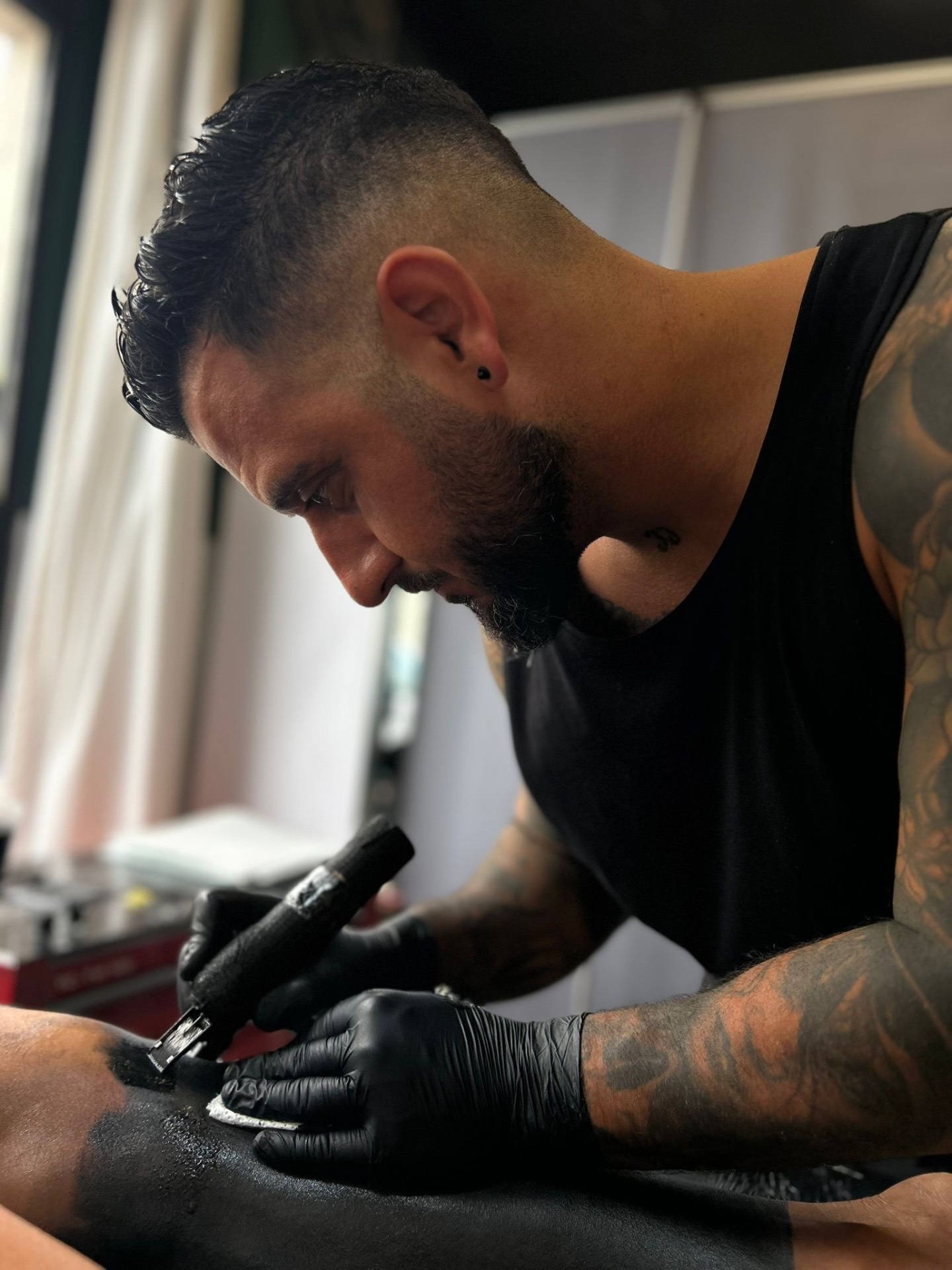 Figueiredo tattoo artist at work
